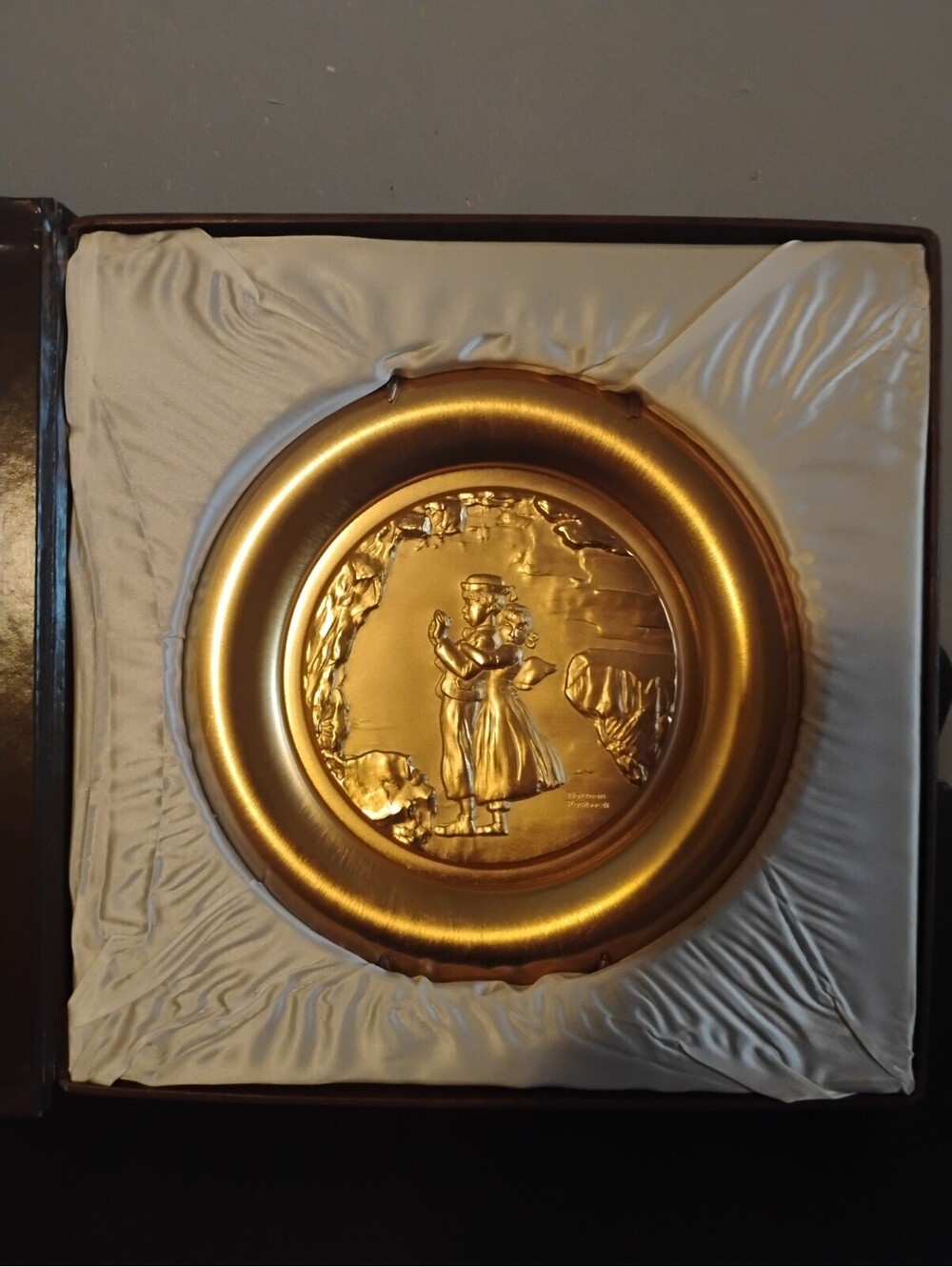Vintage Gold-Toned Decorative Plaque with Romantic Couple Relief